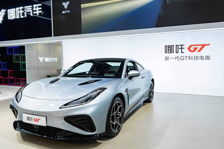 广州59哪吒汽车在智能汽车领域的表现，领途汽车在新能源汽车市场中的影响力